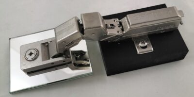 Komplett uppsättning spegelgångjärn Tiomos Mirro, inklusive mjukstängd dämpare, monteringsplattor och locklock, F029140325, från GRASS, nickelpläterad. Exempel på en möjlig tillämpning