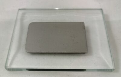 Komplett uppsättning spegelgångjärn Tiomos Mirro, inklusive mjukstängd dämpare, monteringsplattor och locklock, F029140325, från GRASS, nickelpläterad. Exempel på en möjlig tillämpning med klart glas